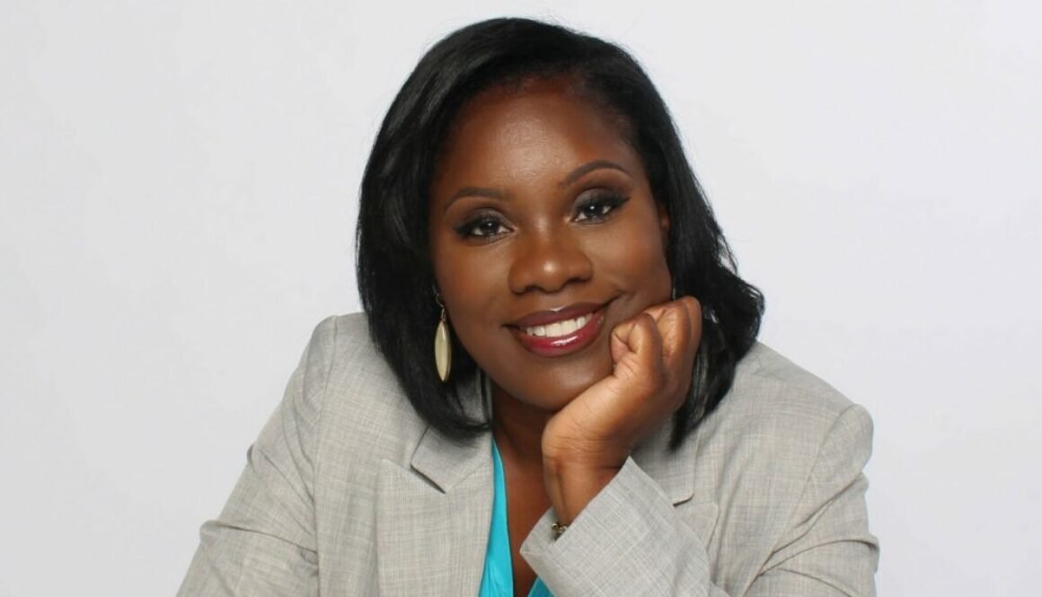 c-PersonalRhondaSavain__RhondaPhotoshootDesksuit_1665164271000-1000x600