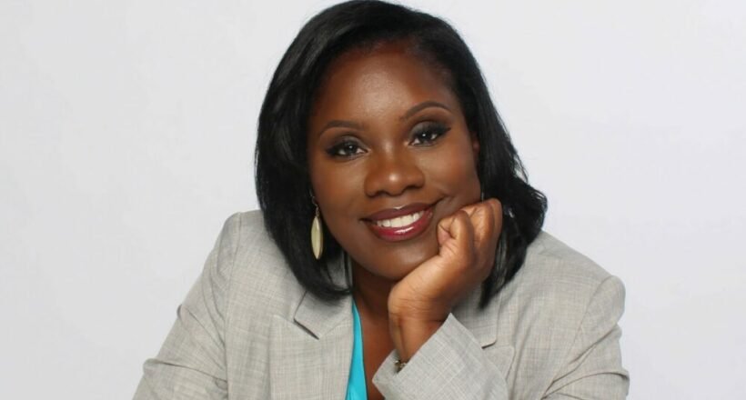 c-PersonalRhondaSavain__RhondaPhotoshootDesksuit_1665164271000-1000x600