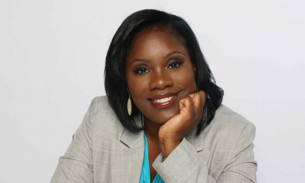 c-PersonalRhondaSavain__RhondaPhotoshootDesksuit_1665164271000-1000x600